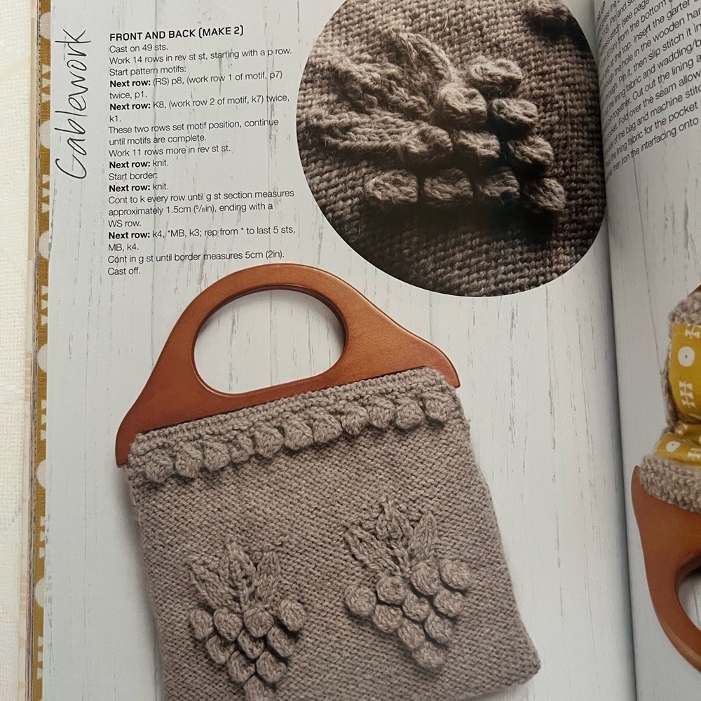 How to Knit Beautiful Bags - knitting pattern book - Picture 3 of 3
